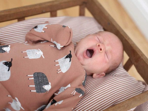 PIGEON Baby Strampler Kimono Romper maronenbraun mit Alloverdruck Schafe